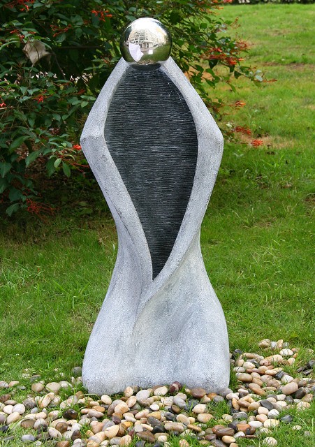 Moderner Gartenbrunnen mit Granit-Effekt - geriffelt